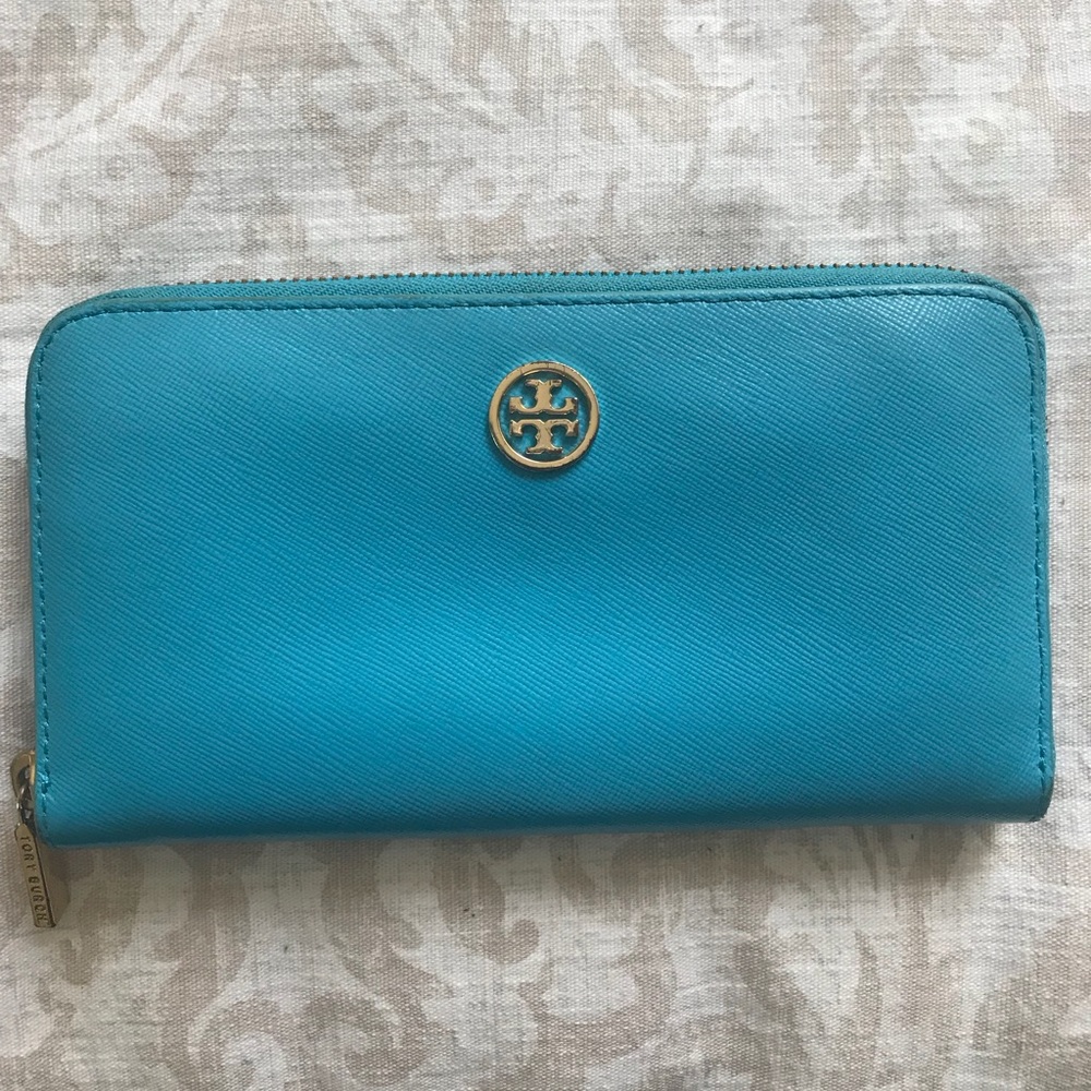 Tory Burch MINT condition Continental zip wallet